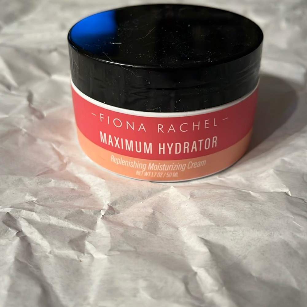 ❤️‍🔥BOGO free (equal or lesser value). NWOT-Replenishing Moisturizing Cream